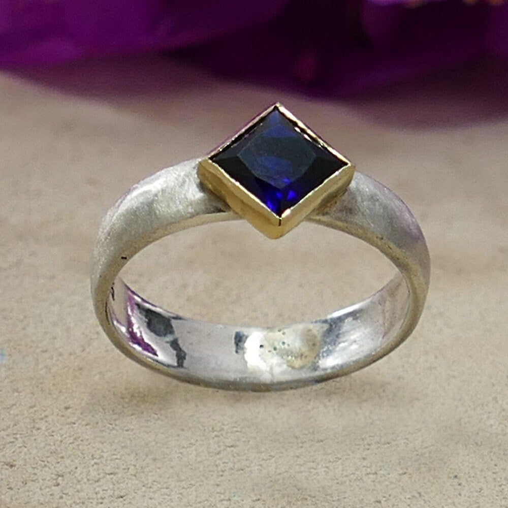 Spira Stunning 1.1 Carat Blue Sapphire Solitaire Ring in Two-Tone Gold & Silver