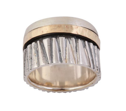 Mesmerizing Design: Unique Silver and Gold Spinner Rings that Captivate the Eye